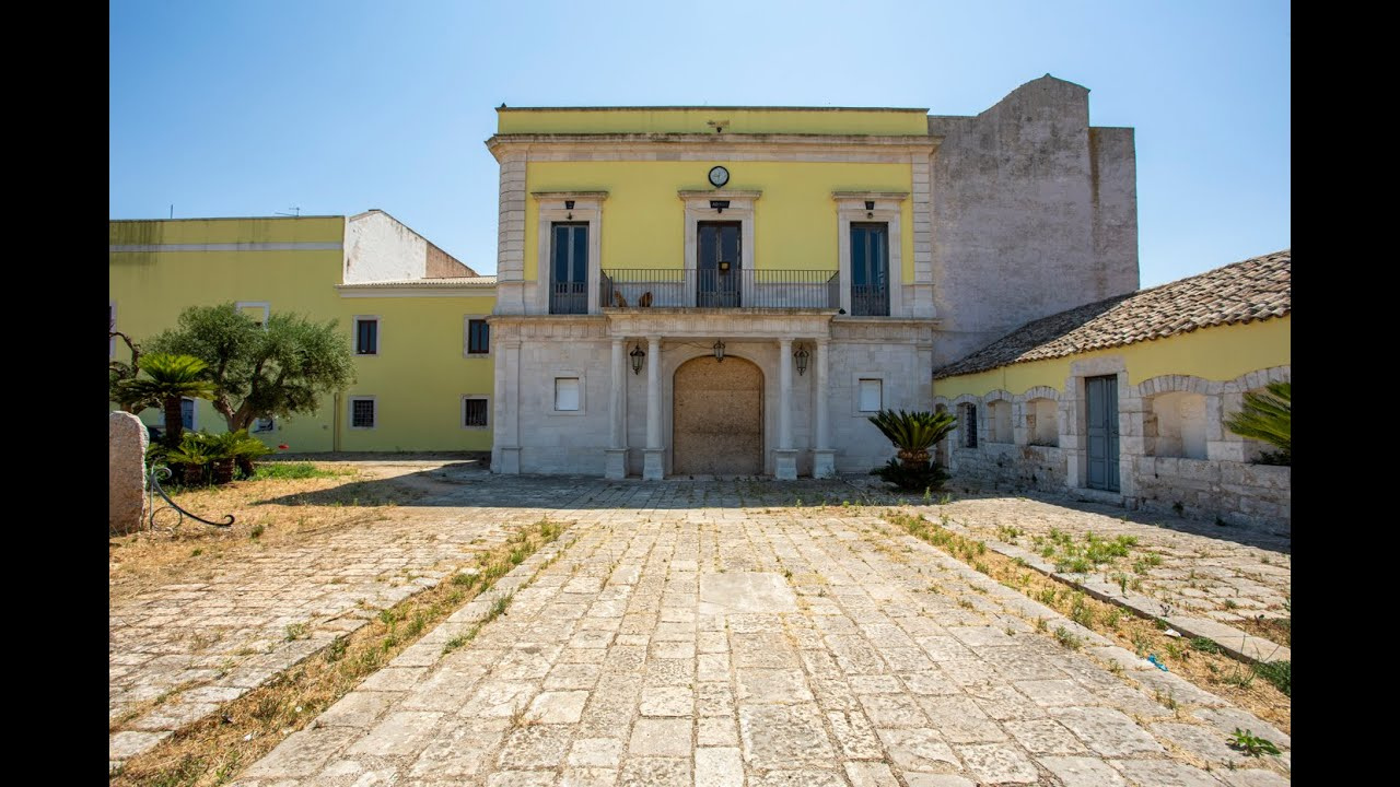 Palazzo storico sito in Strada Statale 95 - Acquaviva Delle Fonti (BA)