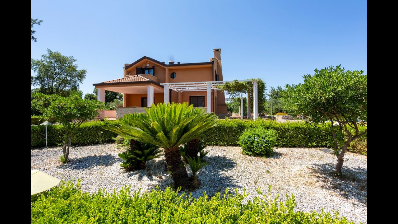 Villa con piscina sita in Viale Dei Gerani 3 - Corato (BA)